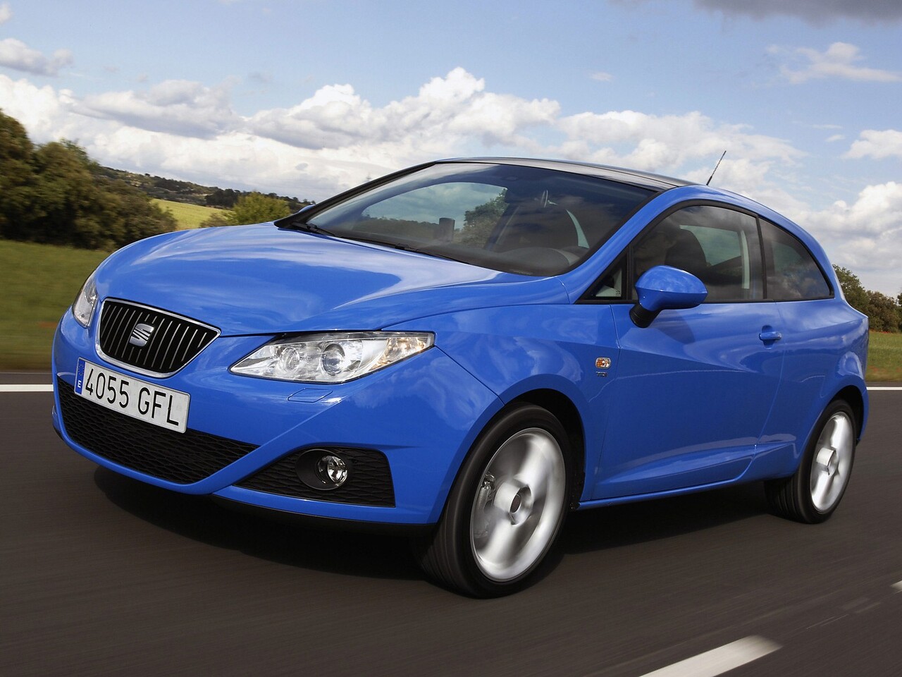 SEAT Ibiza SC хэтчбек 3-дв. 1.6 MPI MT Style: Три четверти спереди в движении, синий хэтчбек