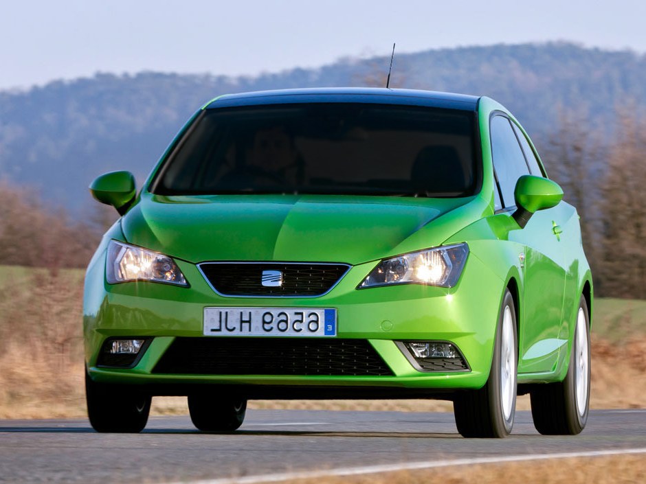 SEAT Ibiza SC хэтчбек 3-дв. (V поколение, 2012 - 2015 г.в.): Три четверти спереди, зелёный хэтчбек
