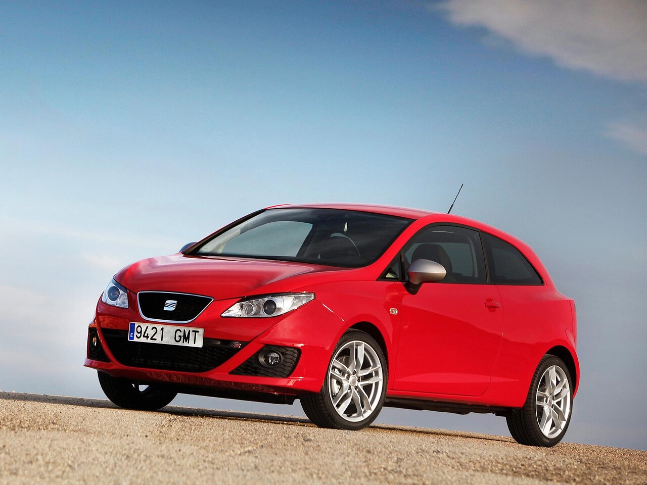 SEAT Ibiza FR хэтчбек 3-дв. (IV поколение, 2010 - 2015 г.в.): Три четверти спереди у моря