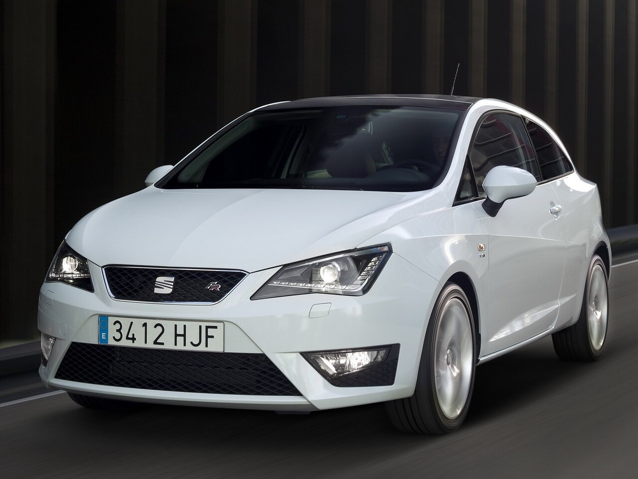 SEAT Ibiza SC FR хэтчбек 3-дв. 1.4 TSI AT: Три четверти спереди, белый хэтчбек