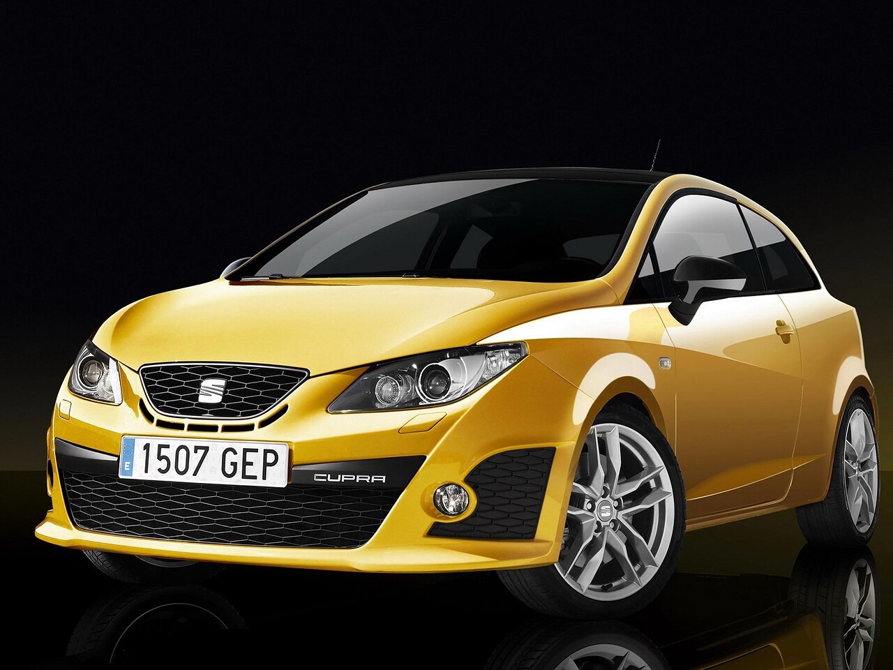 SEAT Ibiza Cupra хэтчбек 3-дв. 1.4 TSI AT: Три четверти спереди в тёмной студии