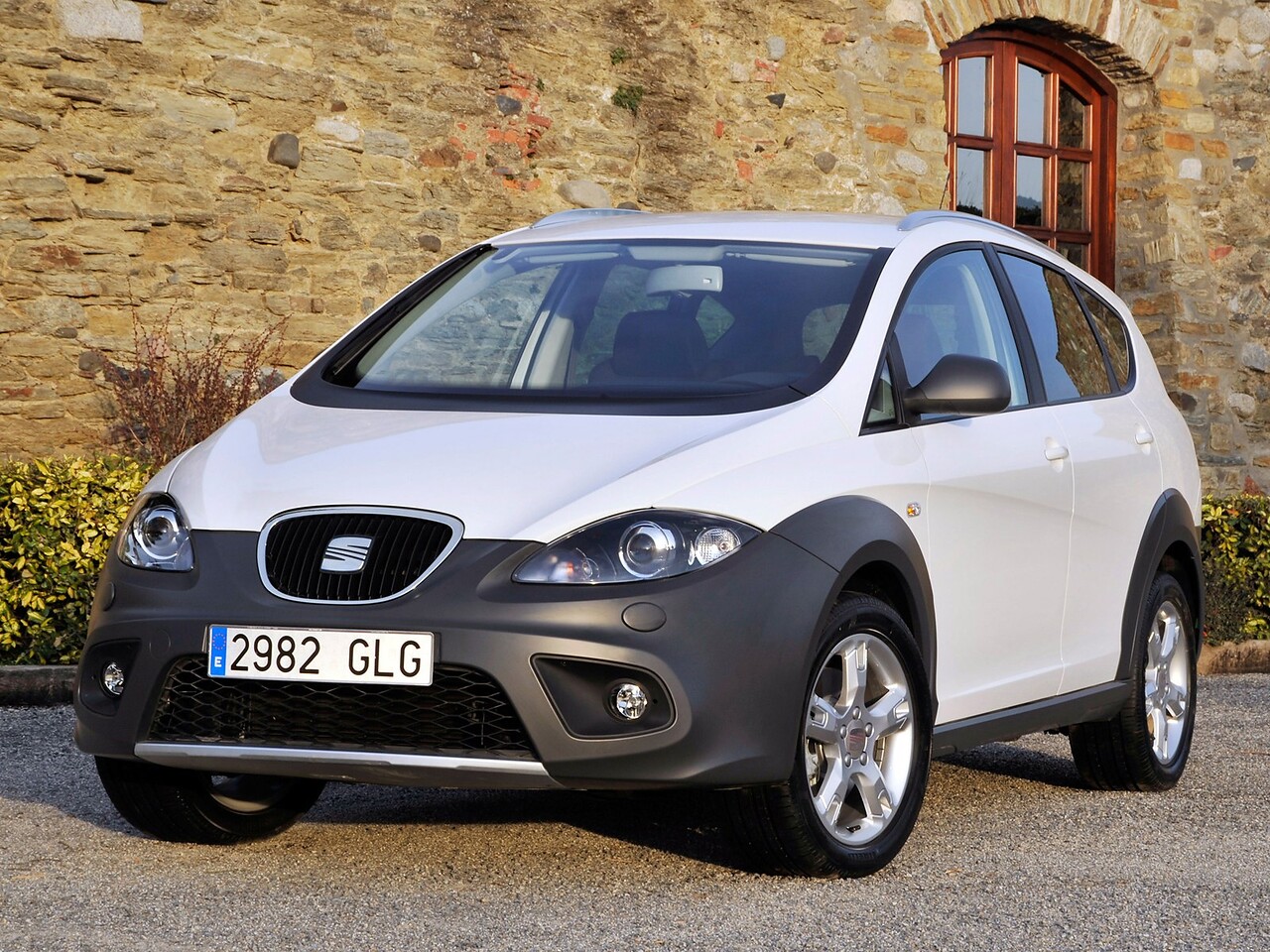SEAT Altea Freetrack хэтчбек 5-дв. (I поколение, 2009 - 2013 г.в.): Вид спереди в три четверти у каменного здания