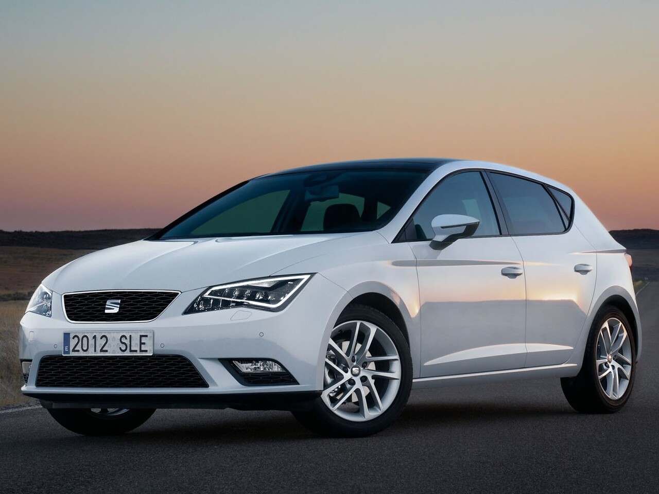 SEAT Leon хэтчбек 5-дв. 1.8 TSI MT FR: На дороге на закате на фоне гор