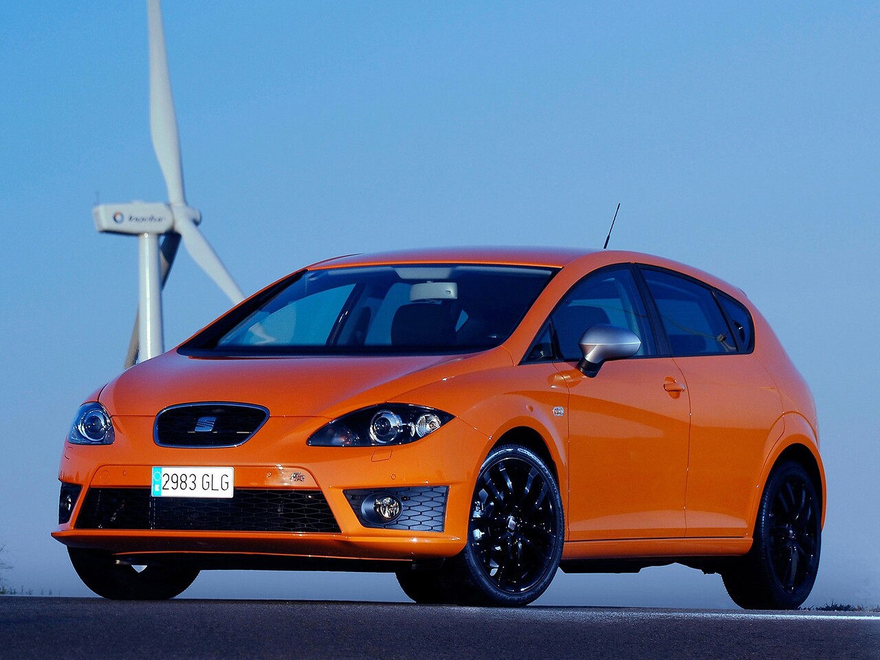 SEAT Leon FR хэтчбек 5-дв. (II поколение, 2005 - 2012 г.в.): Вид спереди в три четверти на дороге у ветряной турбины