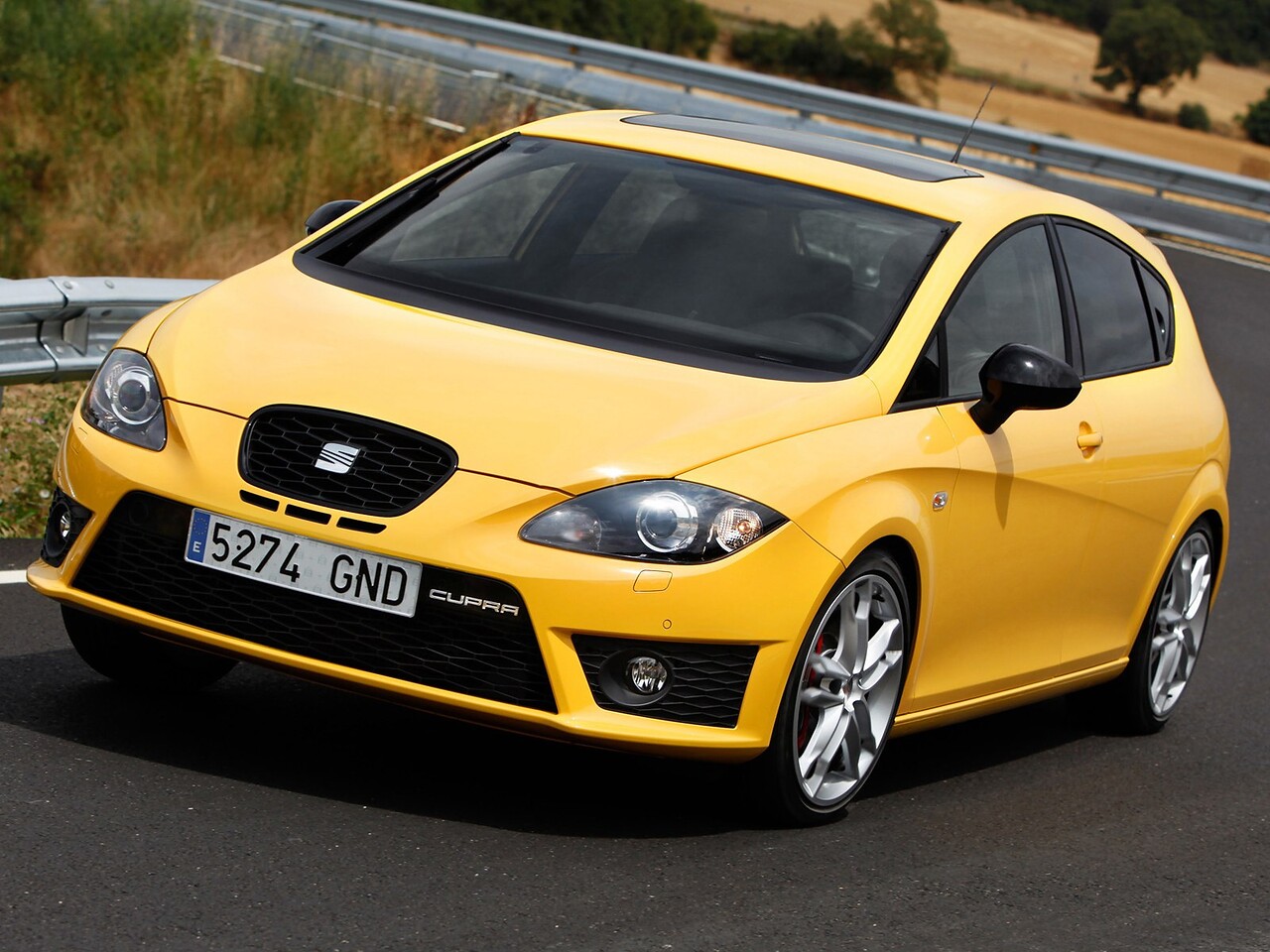 SEAT Leon Cupra хэтчбек 5-дв. 2.0 TFSI MT: Вид спереди в три четверти в движении на дороге