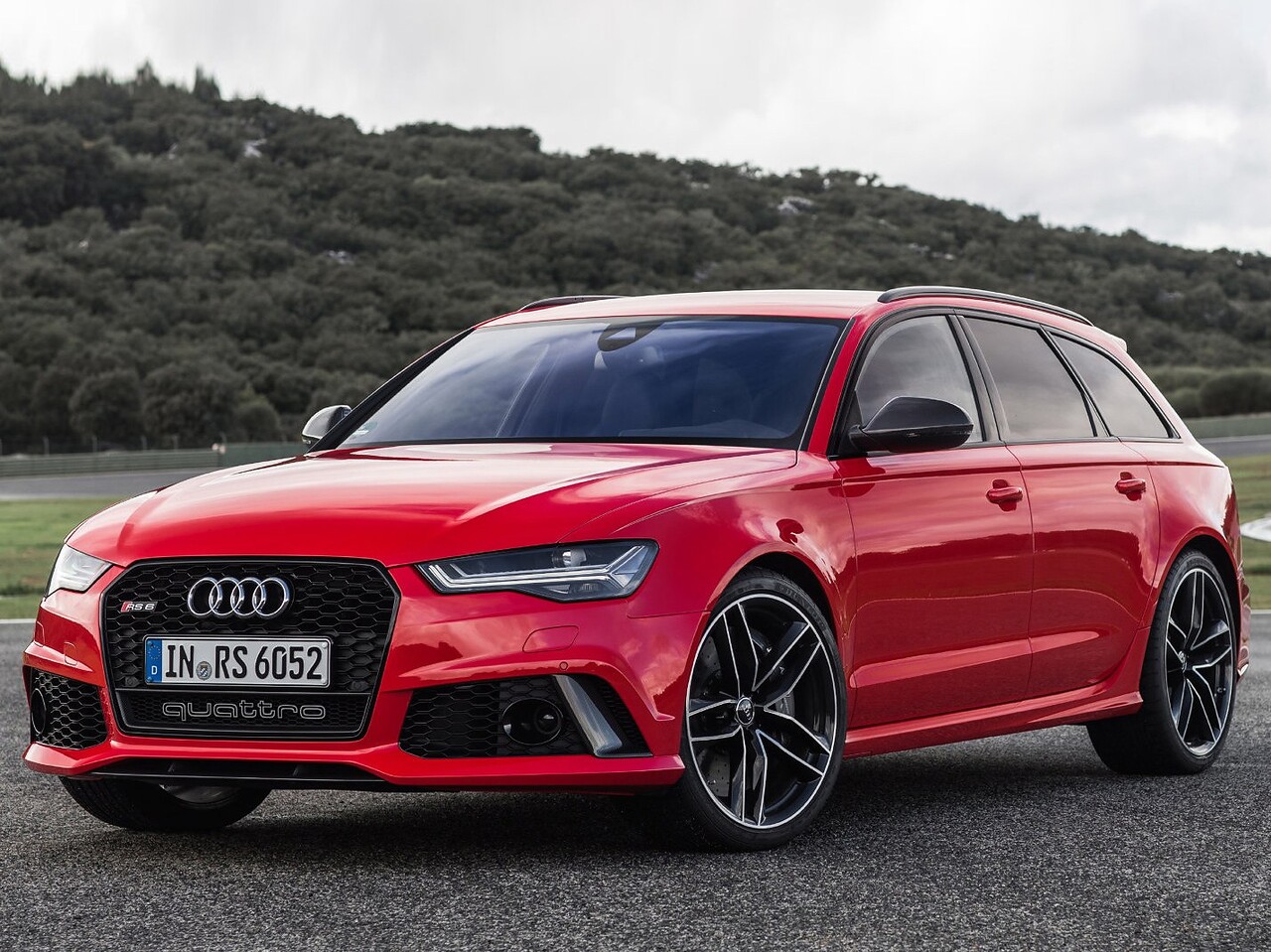 Audi RS6 универсал 4.0 TFSI quattro AT Performance: вид спереди сбоку