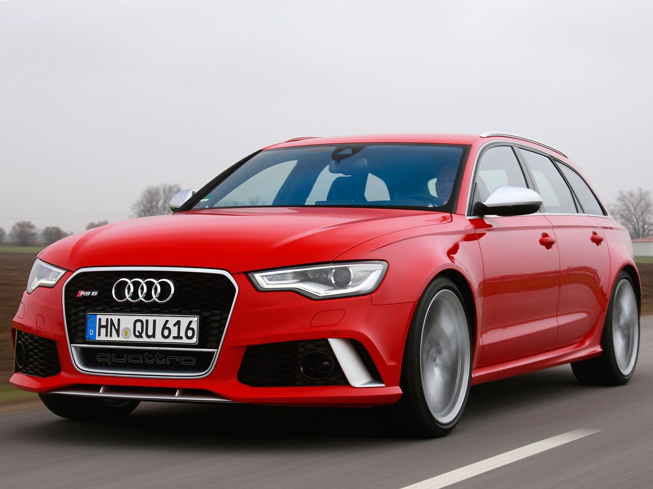 Audi RS6 универсал 4.0 TFSI quattro AT: вид спереди сбоку в движении