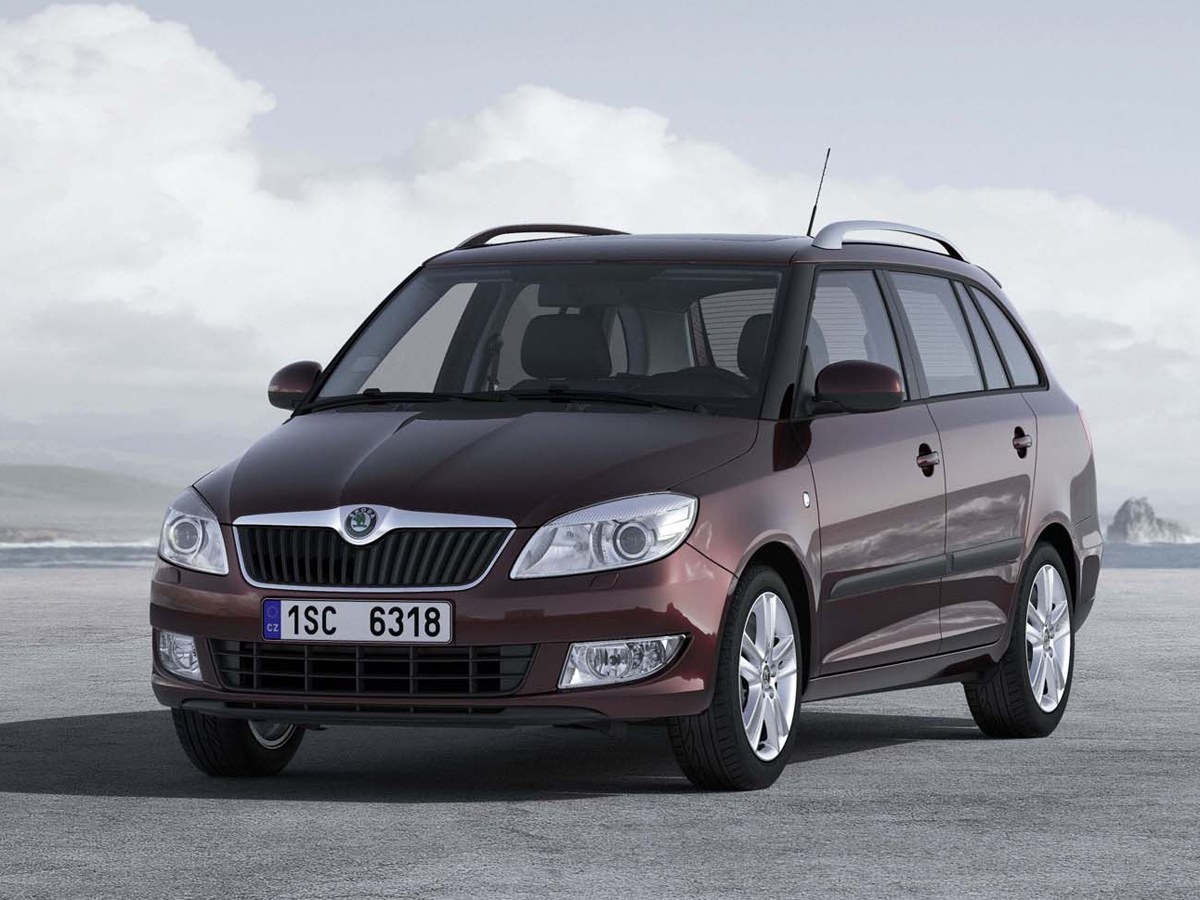 Skoda Fabia универсал 1.2 MT Ambition: Вид спереди в три четверти на сером фоне