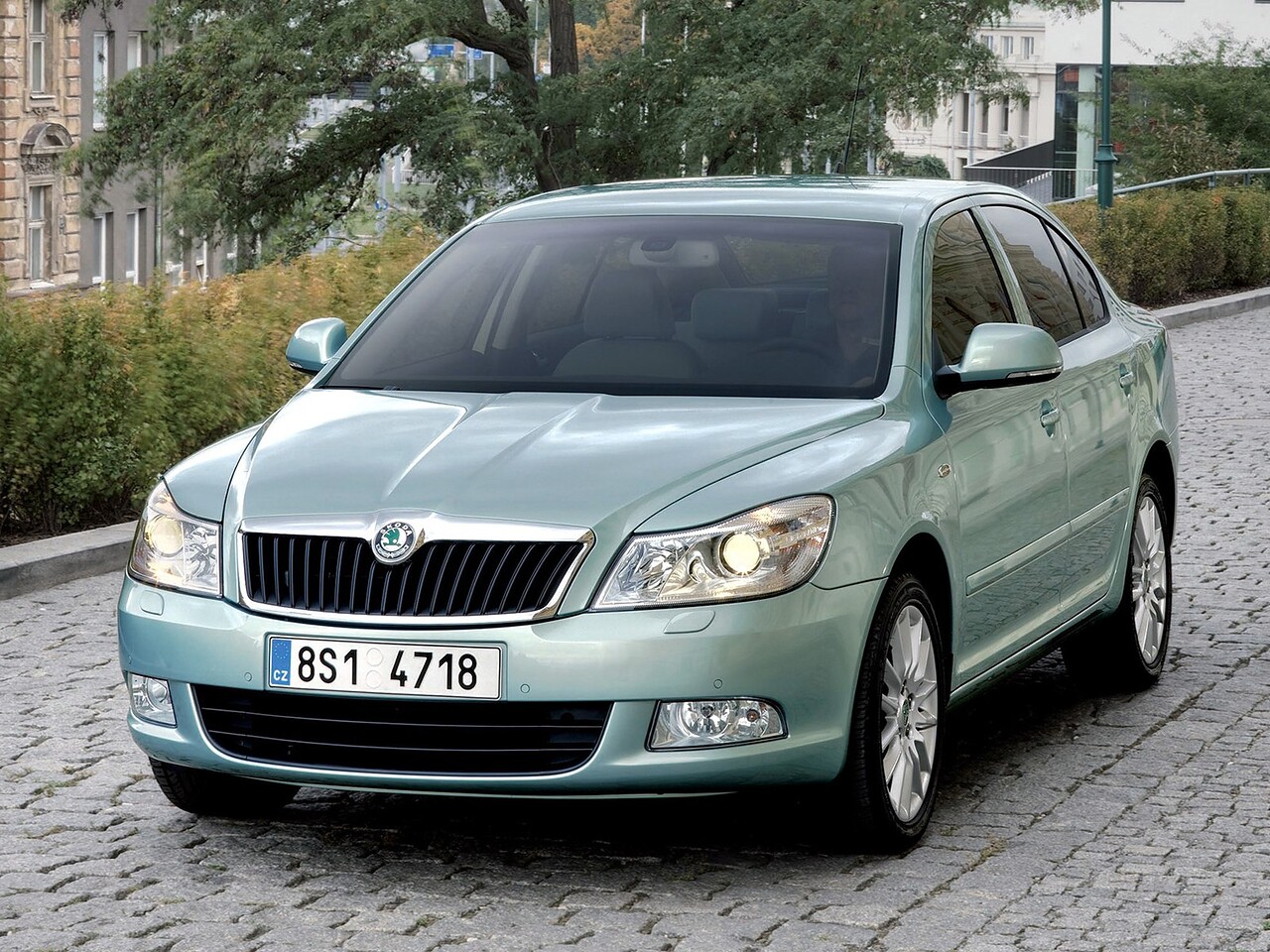 Skoda Octavia лифтбек 1.4 TSI MT Ambiente: Вид спереди в три четверти на брусчатке в городе