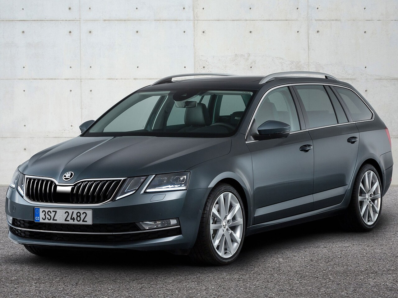 Skoda Octavia универсал (III поколение рестайлинг, 2016 - 2020 г.в.): Три четверти спереди в студии