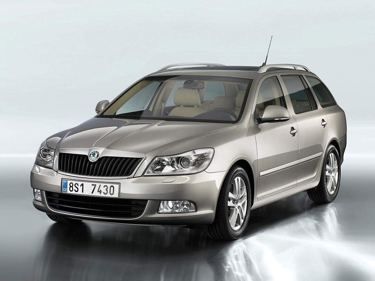 Skoda Octavia универсал (II поколение, рестайлинг, 2008 - 2013 г.в.): Три четверти спереди в студии сверху