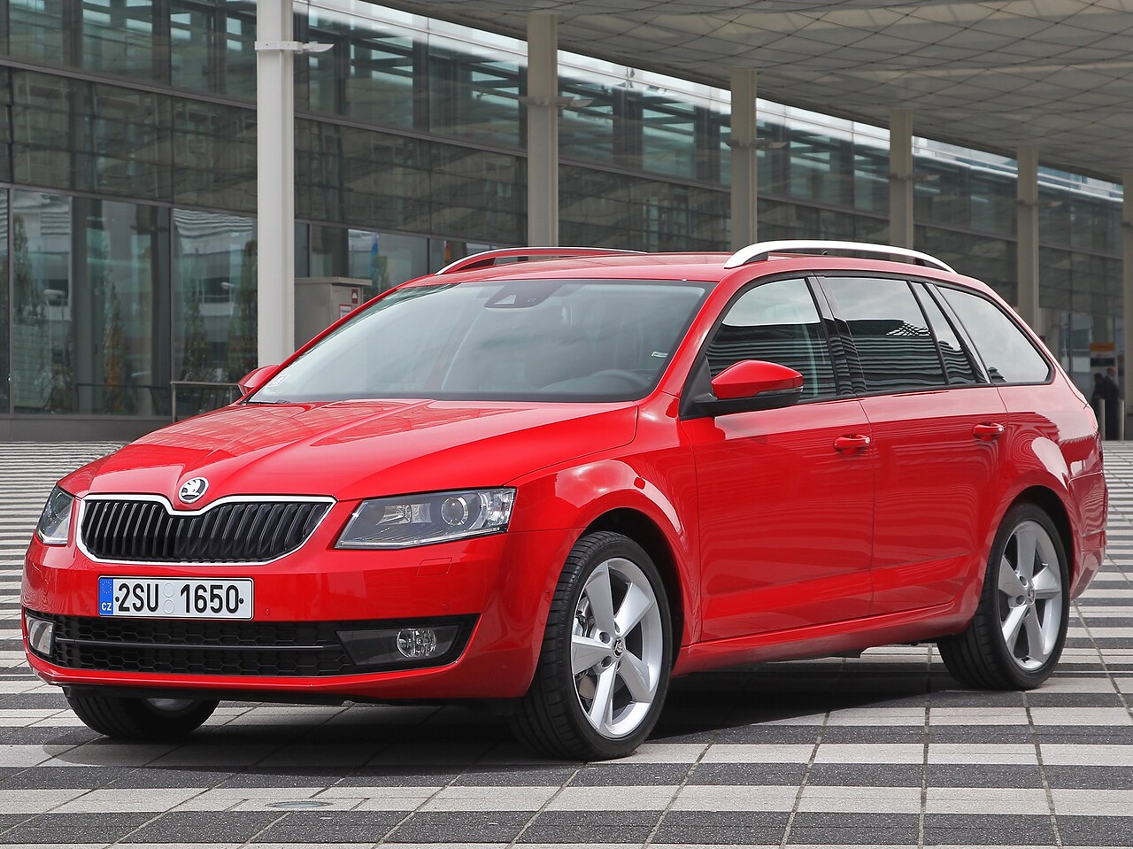 Skoda Octavia универсал 1.8 TSI AT Style: Три четверти спереди на площади