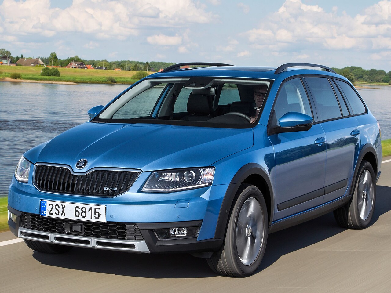 Skoda Octavia Scout 1.8 TSI AT: Три четверти спереди на асфальте