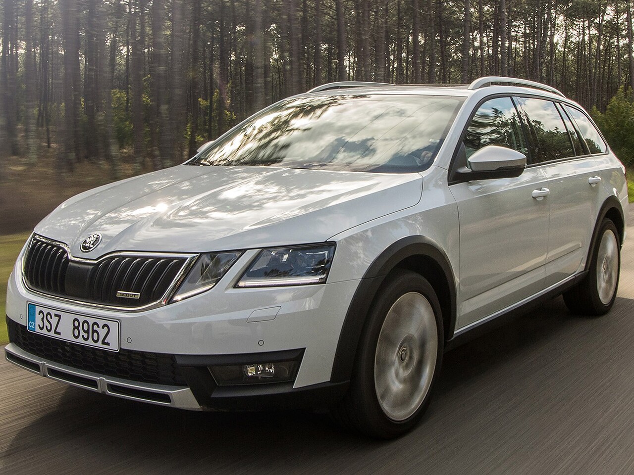 Skoda Octavia Scout (II поколение рестайлинг, 2017 - 2022 г.в.): Три четверти спереди в движении на дороге