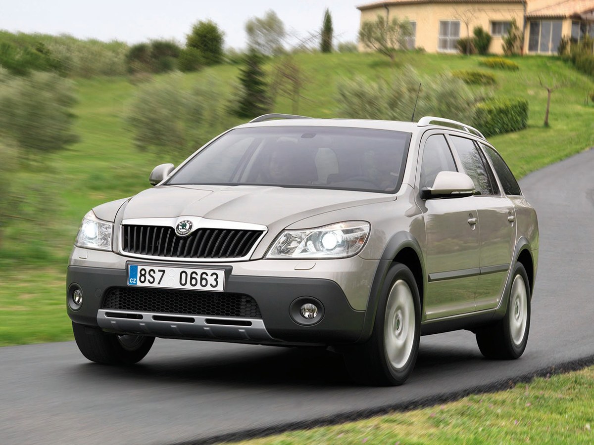 Skoda Octavia Scout универсал 1.8 TSI MT: Три четверти спереди на дороге у холмов