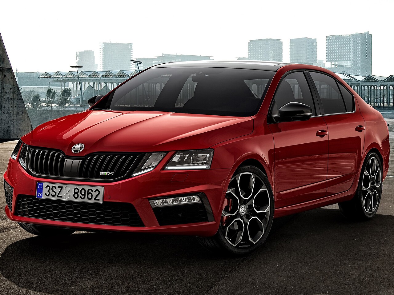 Skoda Octavia RS лифтбек (III поколение рестайлинг, 2017 - 2022 г.в.): Три четверти спереди в городе