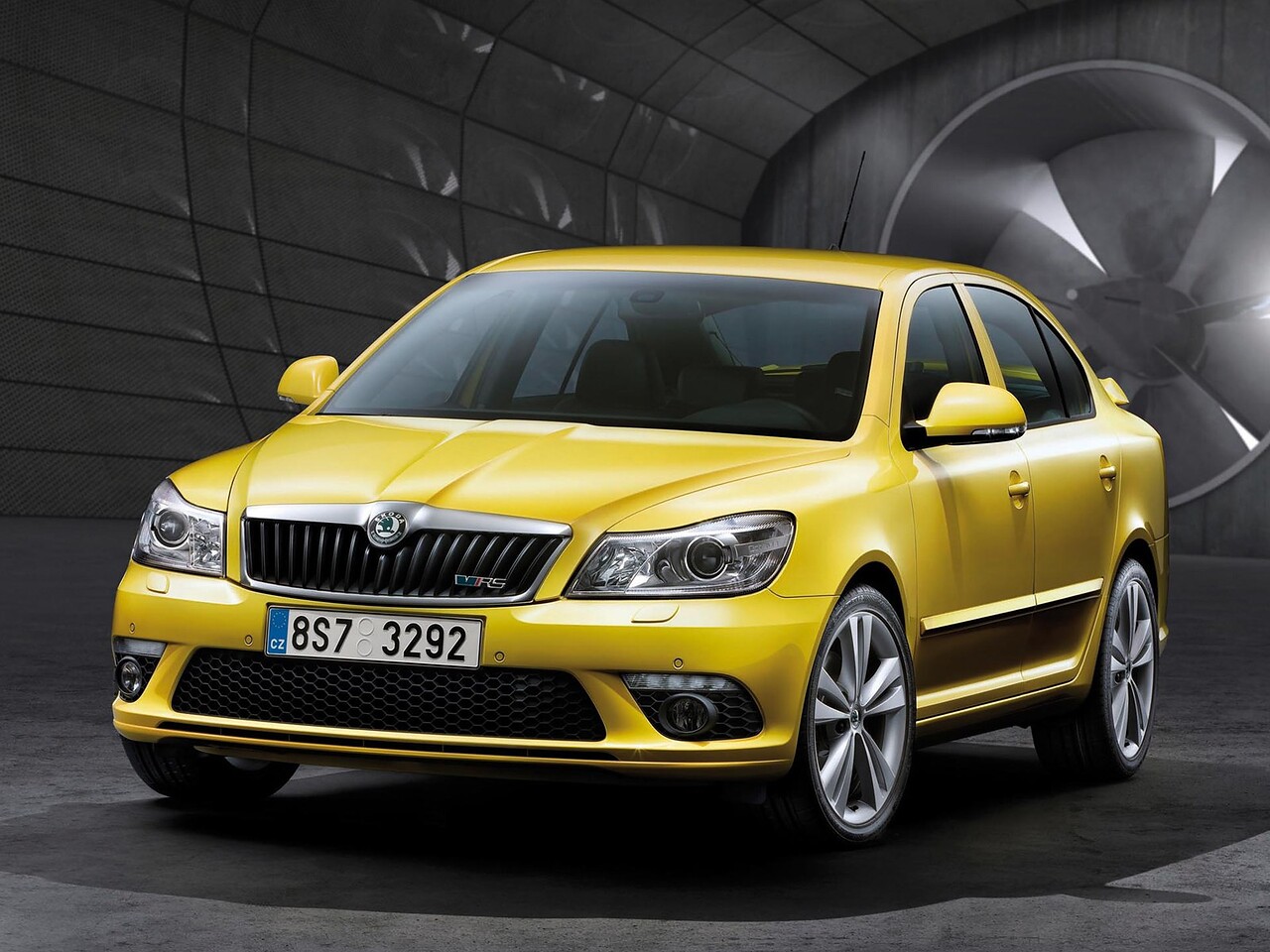 Skoda Octavia RS лифтбек (II поколение, рестайлинг, 2009 - 2013 г.в.): Три четверти спереди в тёмном ангаре