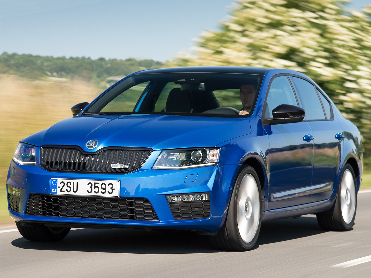 Skoda Octavia RS лифтбек (III поколение, 2013 - 2017 г.в.): Три четверти спереди в движении на дороге
