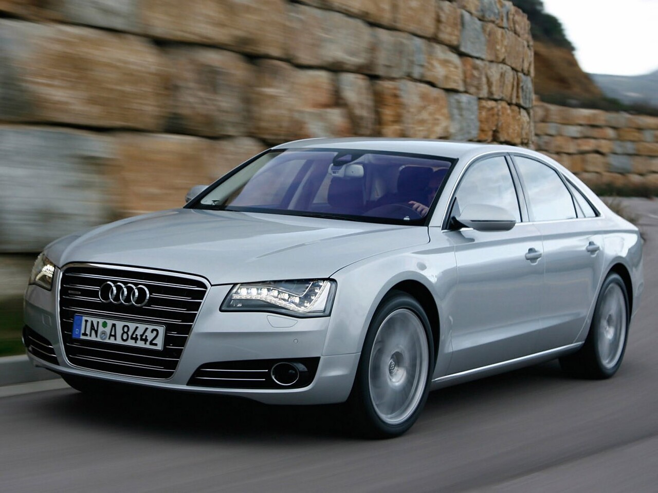 Audi A8 3.0L TDI quattro AT: В движении у каменной стены