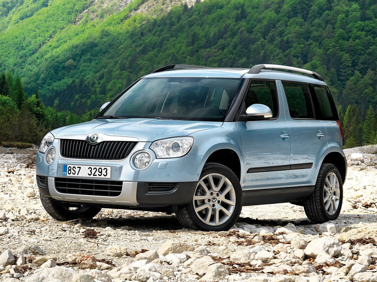 Skoda Yeti 1.2 TSI MT Ambition: Три четверти спереди на гравии у гор