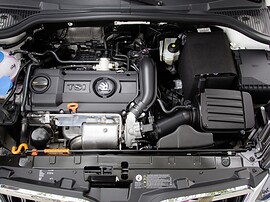 Skoda Yeti 1.6 AT Style: Моторный отсек сверху