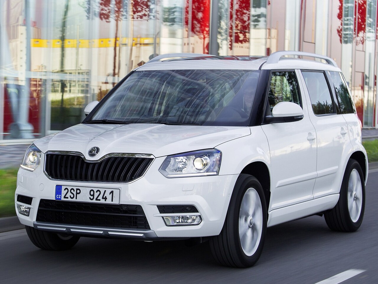Skoda Yeti 1.6 AT Style: Три четверти спереди на городской улице