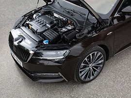 Skoda Superb лифтбек (III поколение рестайлинг, 2019 - 2022 г.в.): Моторный отсек с открытым капотом