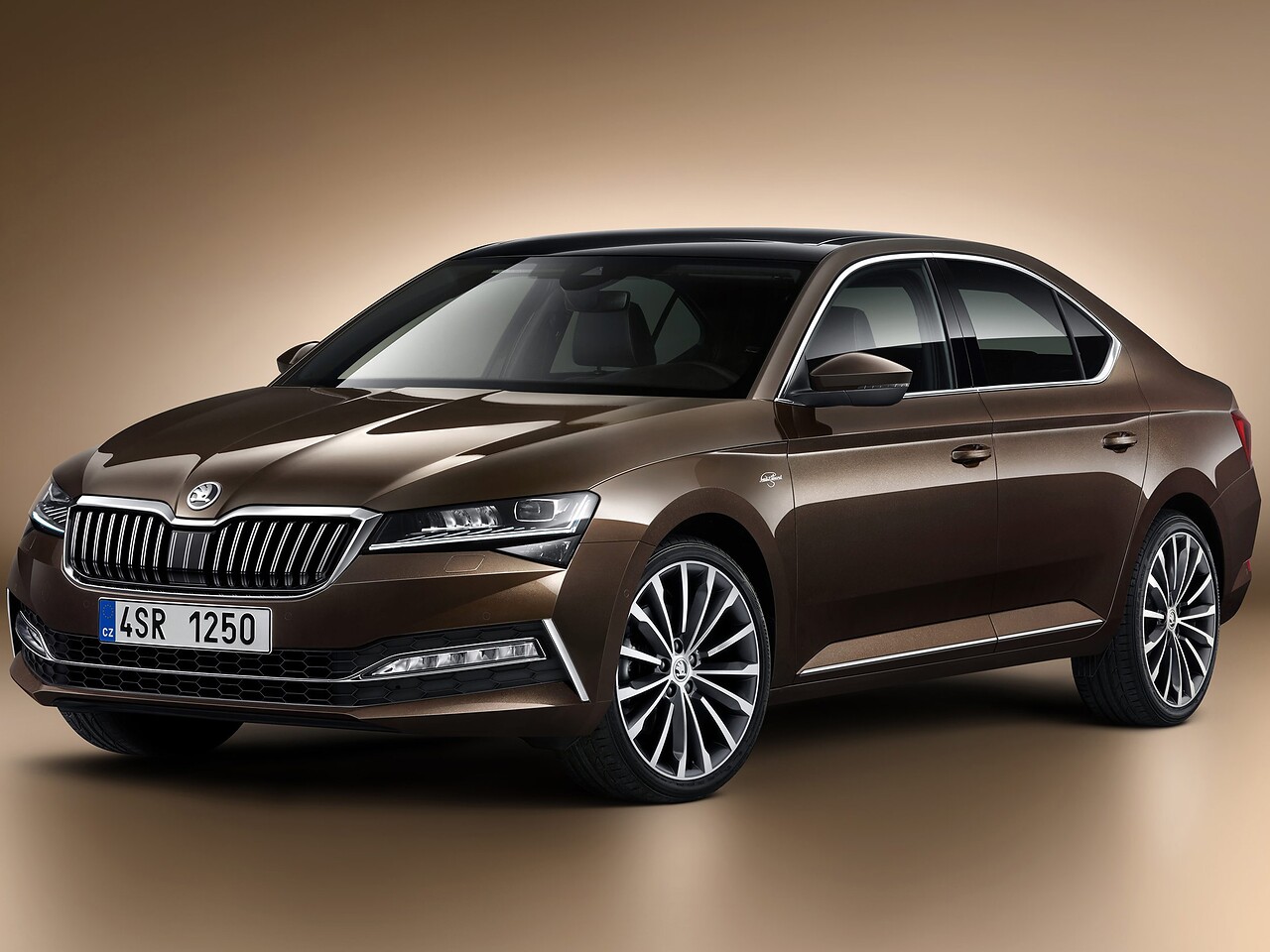 Skoda Superb лифтбек (III поколение рестайлинг, 2019 - 2022 г.в.): Три четверти спереди в студии