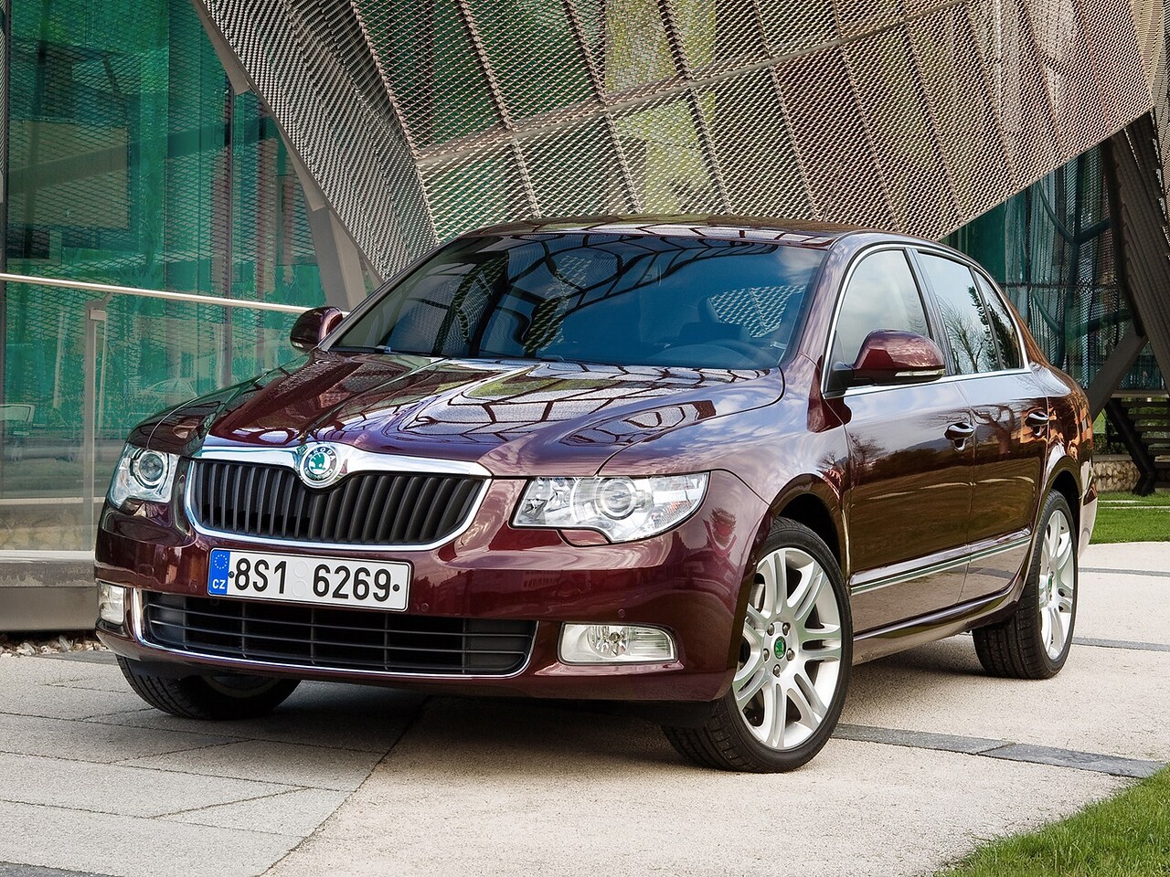 Skoda Superb Седан (II поколение, 2008 - 2013 г.в.): Три четверти спереди у современного здания