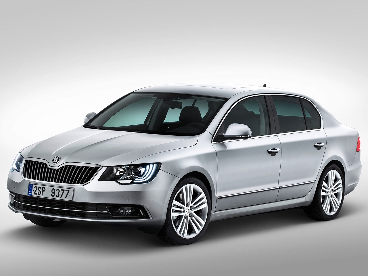 Skoda Superb лифтбек (II поколение рестайлинг, 2013 - 2015 г.в.): Три четверти спереди в студии сверху