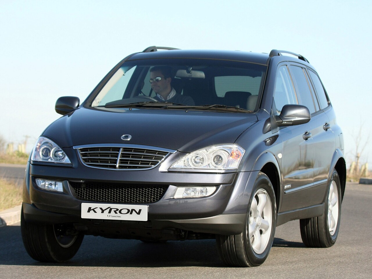 KGM Kyron (I поколение, 2005 - 2013 г.в.): Три четверти спереди на гравии