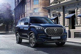 KGM Rexton: вид спереди сбоку у здания