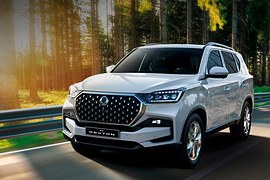 KGM Rexton: вид спереди сбоку