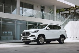 KGM Rexton: вид спереди сбоку у здания