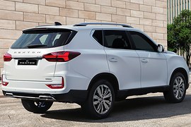 KGM Rexton: вид сзади сбоку
