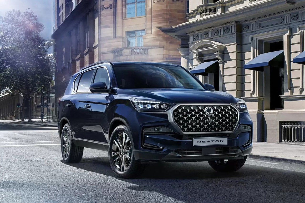 KGM Rexton: вид спереди сбоку у здания