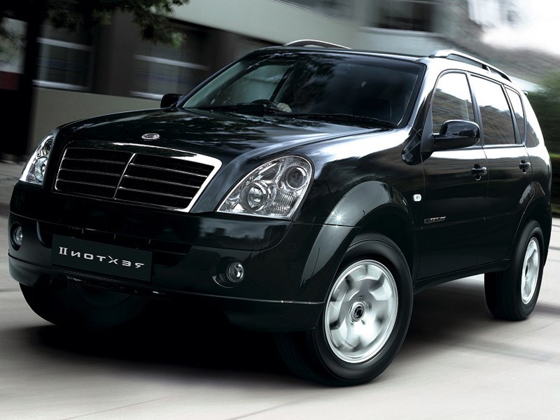 KGM Rexton (II поколение, 2006 - 2012 г.в.): Три четверти спереди на парковке