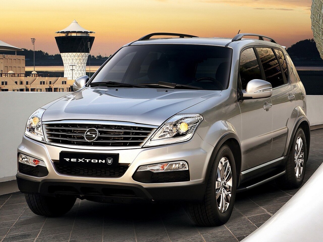 KGM Rexton (III поколение, 2012 - 2016 г.в.): Три четверти спереди на закате