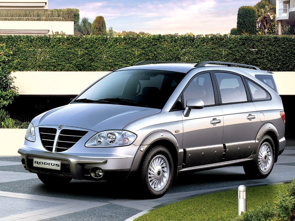 KGM Rodius (I поколение, 2005 - 2010 г.в.): Три четверти спереди на парковке