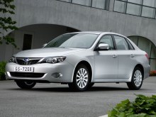 Subaru Impreza седан: Три четверти спереди у современного здания