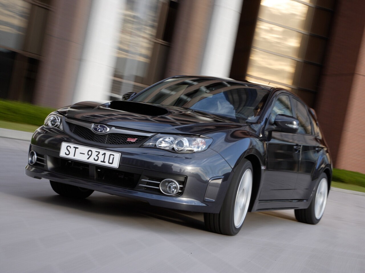 Subaru WRX STI хэтчбек 5-дв. 2.5 AT AE: Три четверти спереди на площади