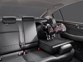 Subaru Legacy (VI поколение рестайлинг, 2017 - 2021 г.в.): Сложенное заднее сиденье с гольф-клюшками