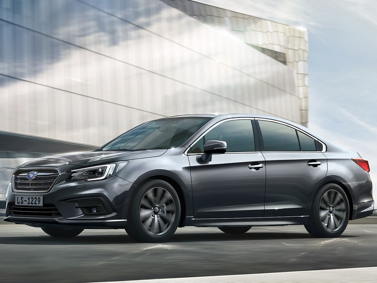 Subaru Legacy (VI поколение рестайлинг, 2017 - 2021 г.в.): Профиль у стеклянного здания