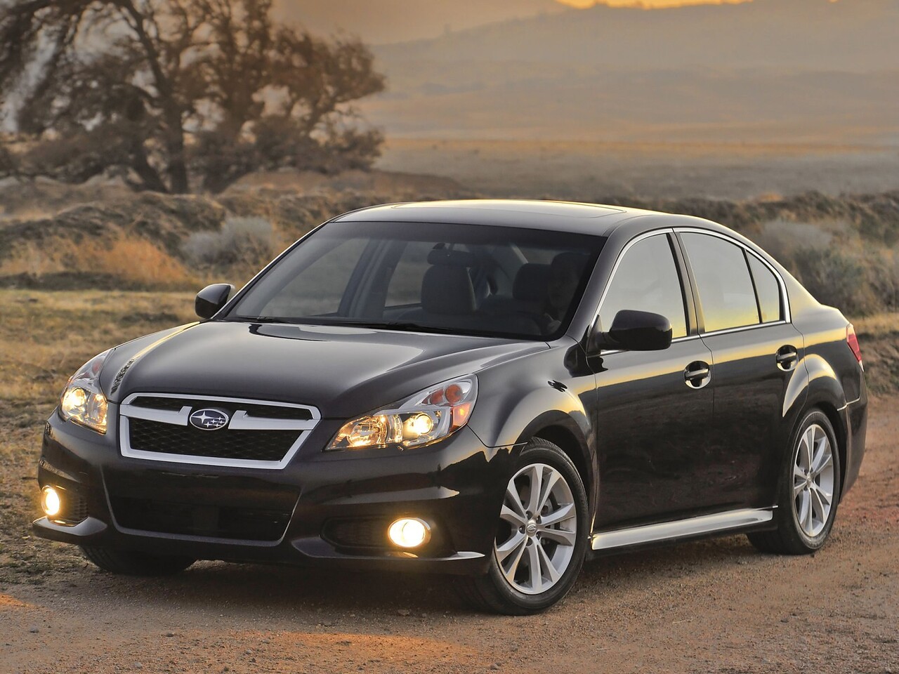 Subaru Legacy (V поколение рестайлинг, 2012 - 2014 г.в.): Три четверти спереди на закате