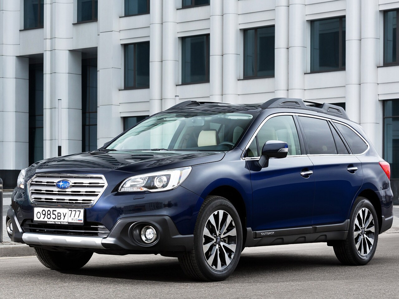 Subaru Outback (V поколение, 2015 - 2017 г.в.): Три четверти спереди у здания
