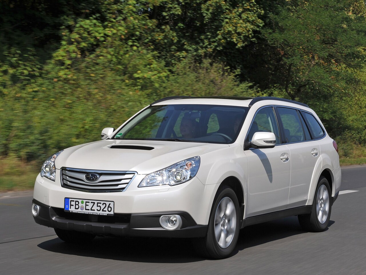 Subaru Outback (IV поколение, 2009 - 2012 г.в.): Три четверти спереди на парковке