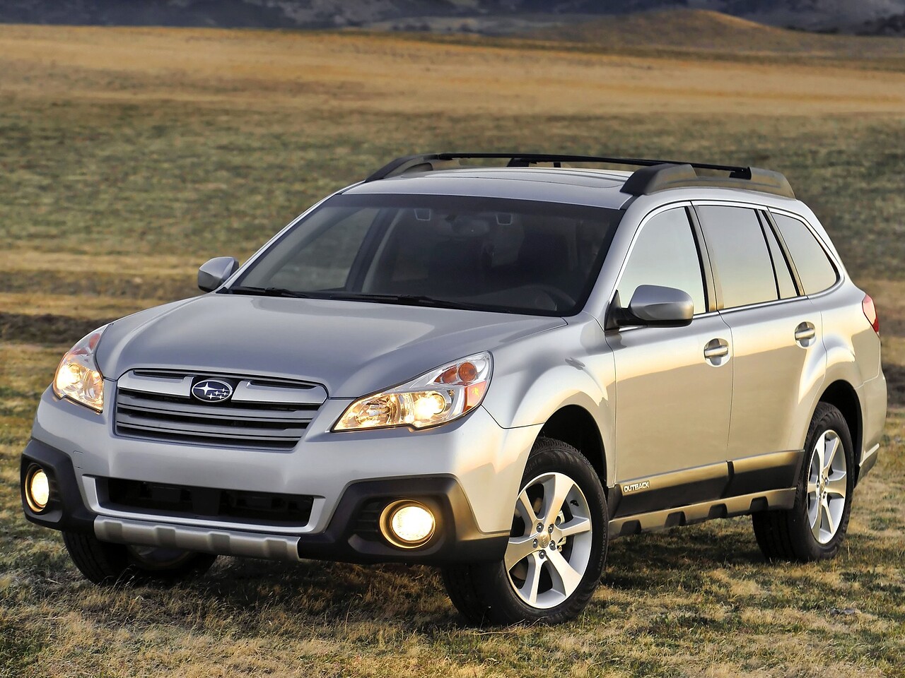 Subaru Outback (VI поколение рестайлинг, 2012 - 2015 г.в.): Три четверти спереди на закате