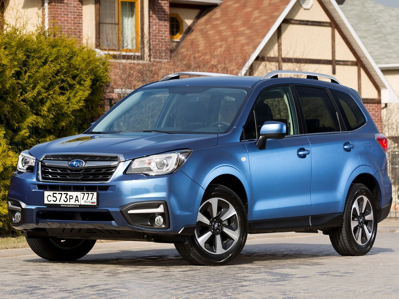 Subaru Forester (SJ рестайлинг, 2015 - 2019 г.в.): Три четверти спереди у дома