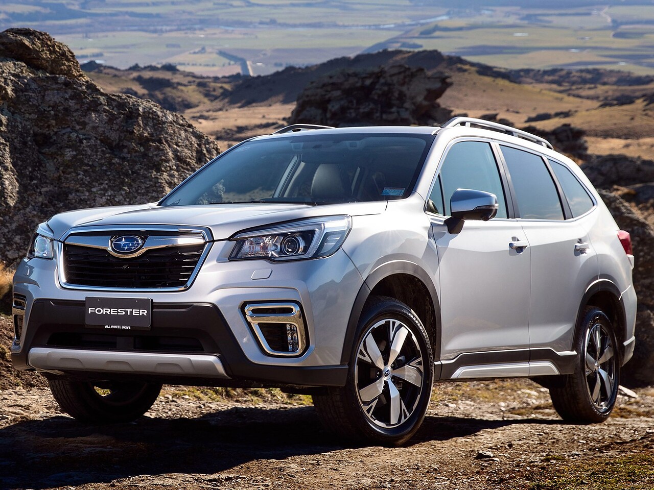 Subaru Forester 2.5 AT Sport: Три четверти спереди на склоне