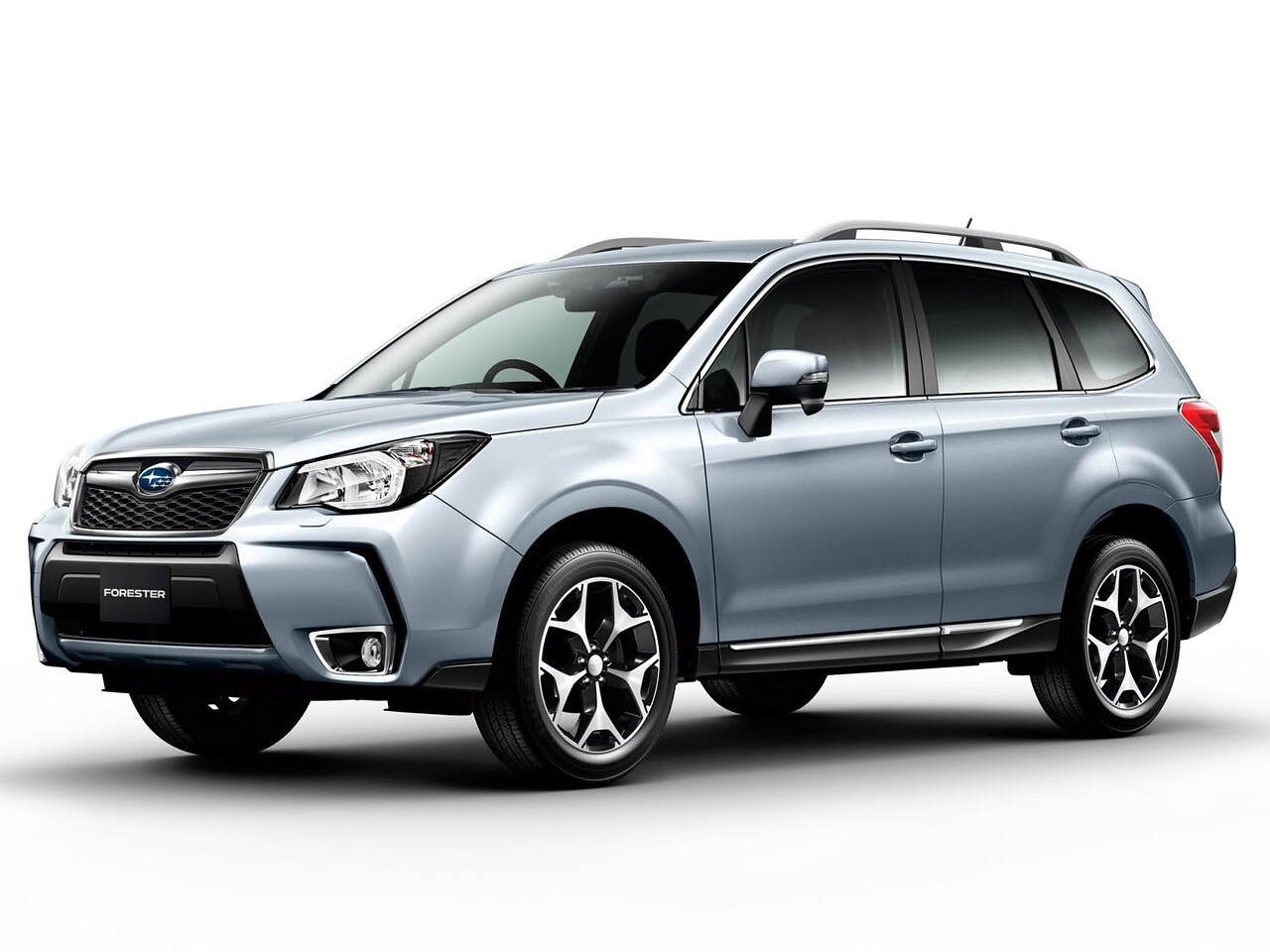 Subaru Forester 2.5 i-L AT CB: Три четверти спереди в студии